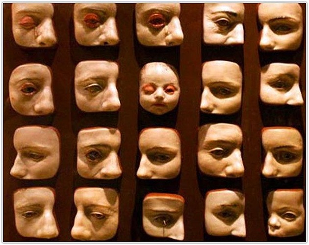 Các biến dị liên quan đến hốc mắt được bảo tàng trưng bày trong một tấm bảng 