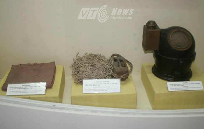 Mảnh buồm (trái) và lưới kéo, ròng rọc, la bàn được sử dụng trên tàu không số