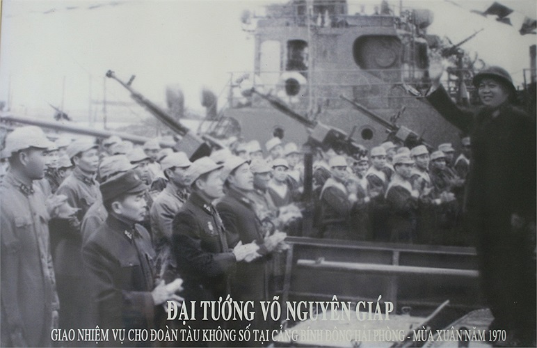 Đại tướng Võ Nguyên Giáp giao nhiệm vụ cho Đoàn tàu không số tại Hải Phòng năm 1970