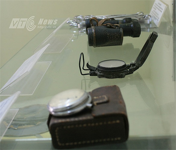 La bàn, ống nhòm...