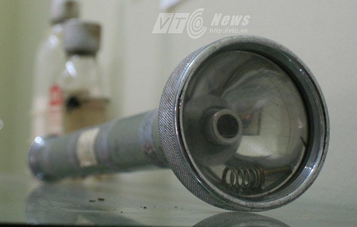 Đèn pin dùng làm tín hiệu khi gặp quân ta