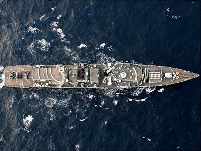 Hải quân Hoàng gia Anh xếp chữ 'BOY' trên tàu sân bay chào mừng sự ra đời của em bé