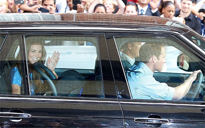 Hoàng tử William đích thân lái xe đưa 2 mẹ con về Cung điện Kensington