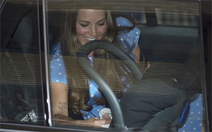 Cung điện Kensington đã bị bất ngờ về quyết định của Hoàng gia và nói rằng họ chưa kịp chuẩn bị y tá hộ sinh