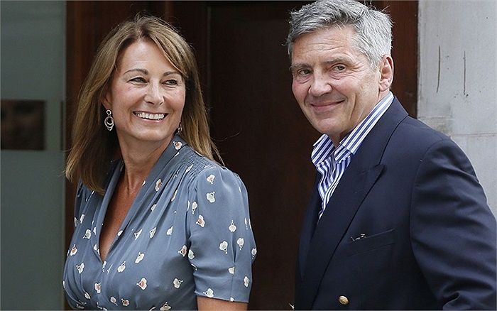 Vẻ mặt tươi cười của ông bà ngoại Hoàng tử mới nhất nước Anh