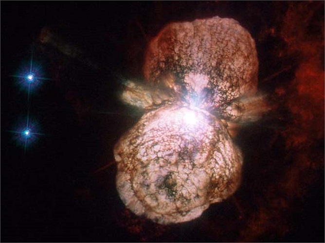 Không gian Eta Carina Nebula: Trong tấm hình này cho chúng ta thấy một trận chiến mê hoặc giữa những ngôi sao cũ và những ngôi sao mới vẫn trong quá trình hình thành. 