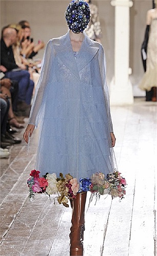 Bộ sưu tập của nhà thiết kế Maison Martin Margiela, ông vua của những chiếc mặt nạ thần kỳ bởi gần như không một bộ sưu tập nào thiếu phụ kiện này.