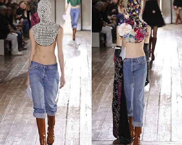 Người mẫu đeo mặt nạ kín bưng khi diễn trên sàn catwalk.