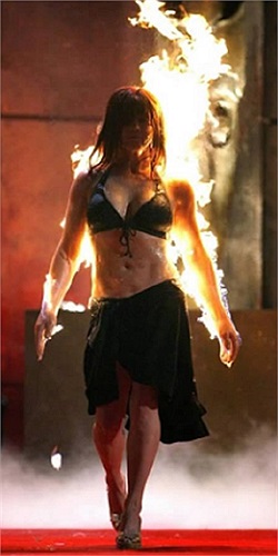 Vào năm 2008, trong một fashion show diễn ra tại Singapore, nhà thiết kế và giám đốc sáng tạo của một hãng thời trang đã đưa ra một hình thức trình diễn mới: Các người mẫu sẽ bốc cháy khi dạo trên sàn catwalk. 