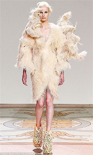 Lấy cảm hứng từ thiên nhiên hoang dã, nhà thiết kế nữ 29 tuổi Iris van Herpen đã trình làng một bộ sưu tập không khác gì những tác phẩm kiến trúc trừu tượng.