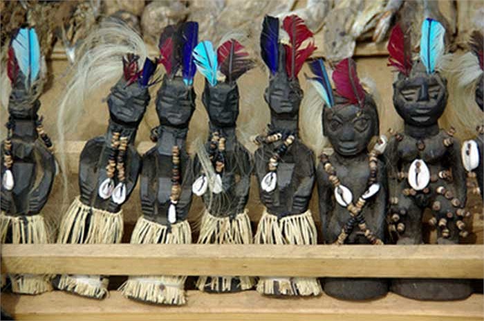 Cũng có những vật phẩm đỡ rùng rợn hơn do đã qua chế tác, đó là các bức tượng bằng xương hoặc bằng sừng được trang trí cầu kỳ.