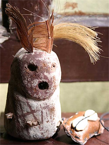 Những hình nhân bằng đất nung cũng xuất hiện trong khu chợ, mặc dù không phổ biến như những thứ khác.