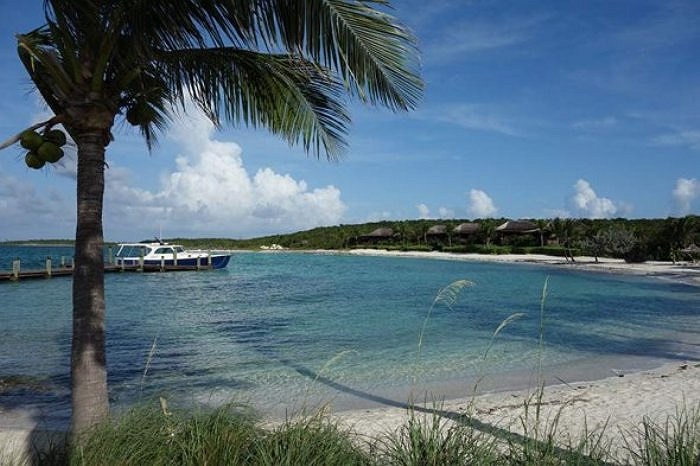 Trên đảo có 5 villa cho khách thuê, mỗi phòng có giường cỡ lớn, phòng tắm riêng và có sân lớn bao quanh 