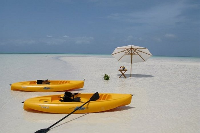 Đảo có một hồ bơi nước nóng, một rạp chiếu phim ngoài trời và các môn thể thao dưới nước cho khách lựa chọn 