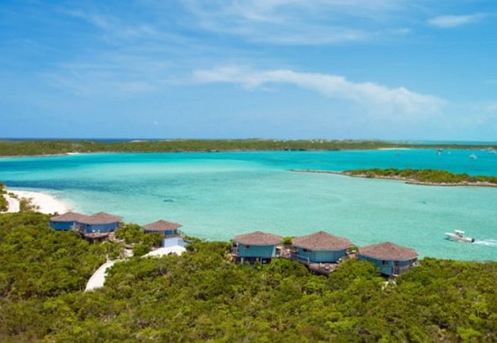 Trên đảo, có đầu bếp riêng, có các môn đua thuyền kayak, bóng gỗ để khách lựa chọn 