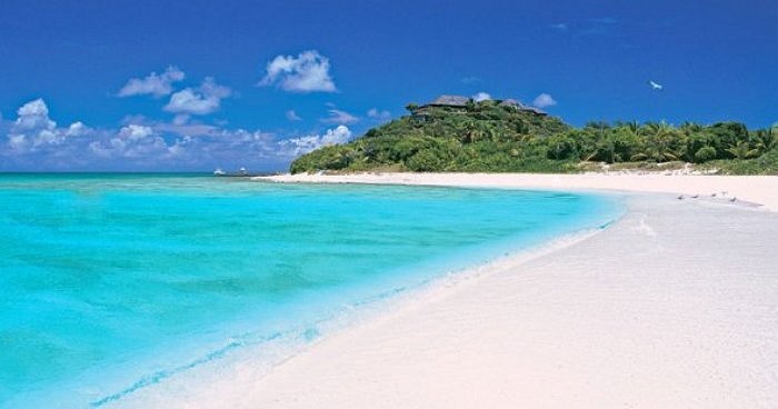 Có 9 phòng ngủ ở nhà chính trên đảo, ngoài ra còn có 6 nhà dành cho khách nằm dọc bãi biển.