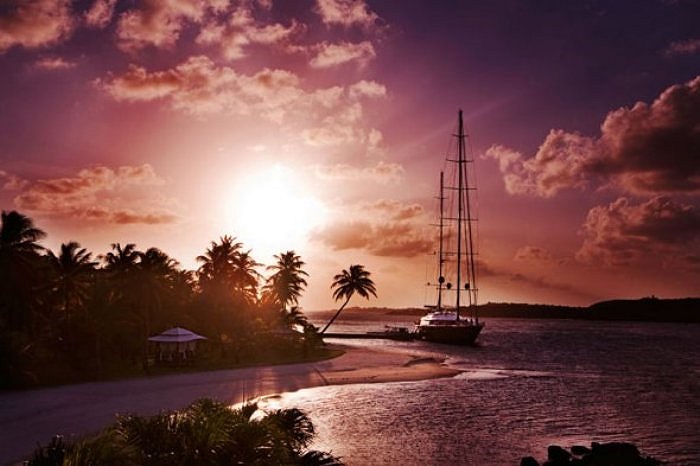 Trên đảo có bể tạo sóng, bể bơi nước ngọt và bãi biển cát trắng trải dài, hai đầu bếp chuẩn bị thức ăn cho khách. Ngoài ra, còn có nhiều hoạt động để khách lựa chọn