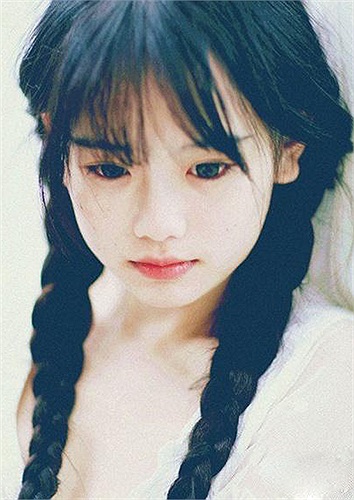 Sinh năm 1991 ở Tứ Xuyên, Trung Quốc, La Tiểu Y nổi tiếng với vẻ đẹp ngây thơ ngọt ngào khi chụp hình cùng hai bím tóc đáng yêu.