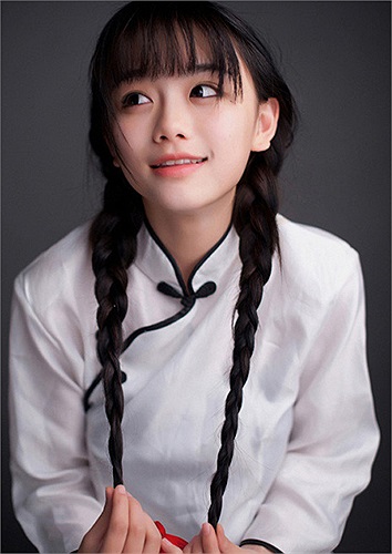 Từ những bức ảnh mặc áo truyền thống, quần áo đồng phục đến những bức ảnh quyến rũ, gợi cảm, bức ảnh nào cũng khiến cư dân mạng bị vẻ đẹp của Tiểu Y hạ gục