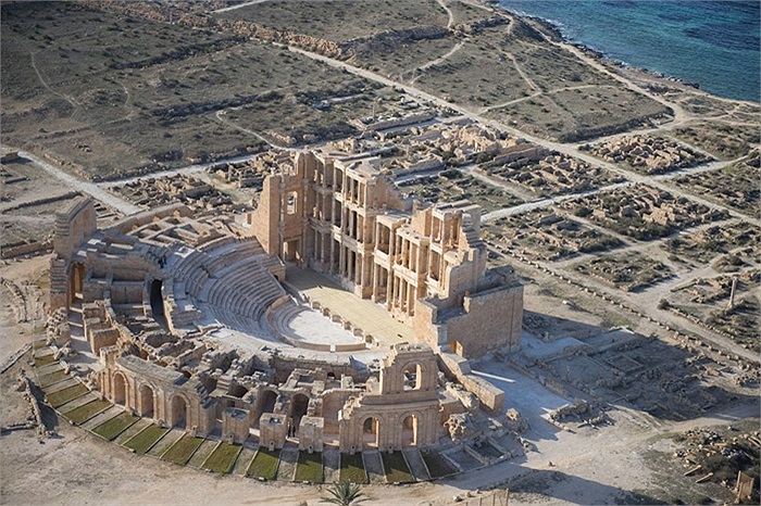 Nhà hát cổ đại Sabratha, gần như vẫn còn nguyên vẹn của thành phố cùng tên của Libya, bên bờ biển Địa Trung Hải