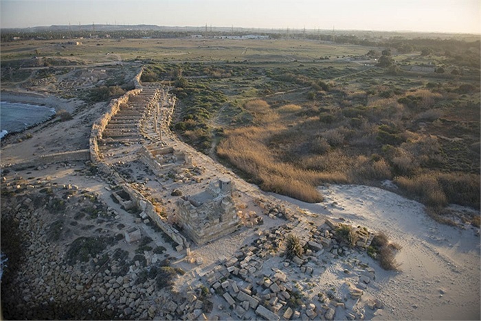 Phần còn lại của một con đê chắn sóng ở Khoms, Libya