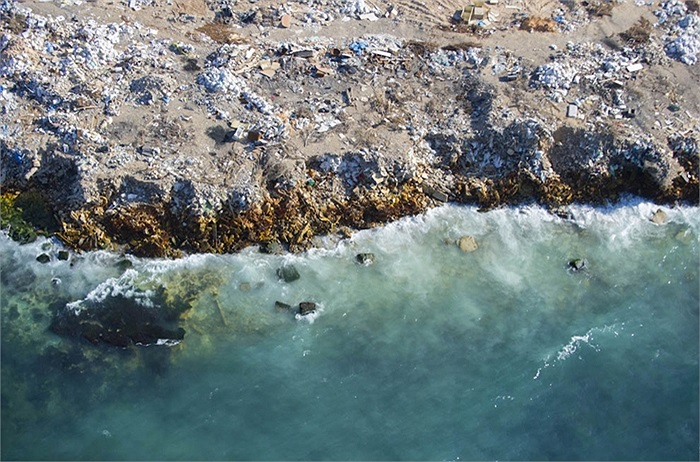 Làn nước xanh trong nhưng bờ biển đã chứa đầy rác thải hiện đại của Libya