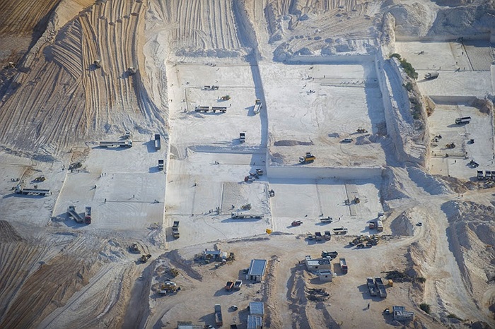 Mỏ khai thác đá nằm giữa khu vực thành phố Sabratha và thủ đô Tripoli của Libya