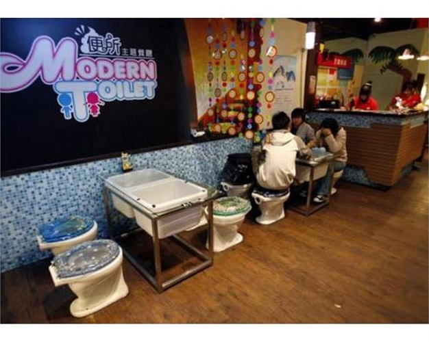 Tất cả 100 chiếc ghế trong nhà hàng Modern Toilet đều là bồn cầu. Khi ăn, khách hàng đựng thức ăn trong hình chiếc bồn cầu thu nhỏ làm bằng nhựa. 