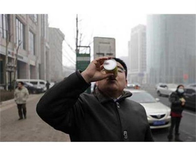 Giữa lúc Trung Quốc đối mặt với tình trạng ô nhiễm không khí thì một triệu phú ở nước này đã mở dịch vụ bán lọ không khí sạch. Không khí được lấy từ vùng Tân Cương, miền Tây Đài Loan, bờ biển phía Đông Nam đóng vào trong hộp.