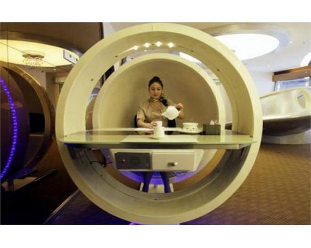 Nhà hàng theo phong cách máy bay A380 đã được mở cửa ở Trung Quốc. Khách ngồi thưởng thức trong không gian hình quả trứng như khoang máy bay. Nhân viên phục vụ làm việc như một tiếp viên hàng không