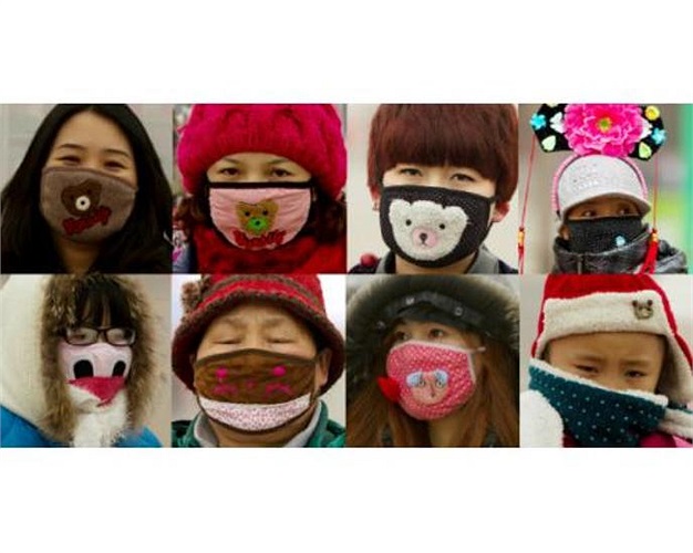 Với tình trạng ô nhiễm không khí tồi tệ, nhiều người Trung Quốc lựa chọn đeo khẩu trang khi ra đường để bảo đảm sức khỏe. Vì vậy, các nhà sản xuất ngày càng đưa ra nhiều mẫu mã khẩu trang có hình thù độc đáo.