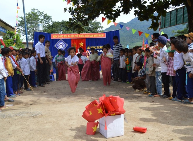 Tại lễ khai giảng năm học mới, các em còn hồn nhiên trong những trò chơi dân gian như nhảy bao bố cướp cờ, kéo co.