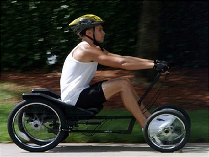 Tiếp tục là một mẫu xe đạp gắn với máy tập thể dục. Lần này là máy tập cơ tay và vai.