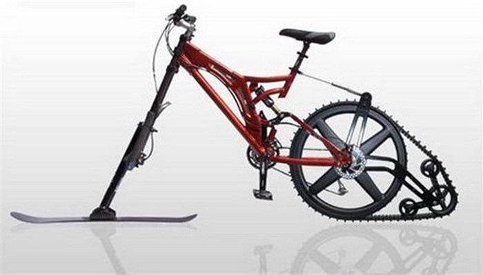 Vừa trượt tuyết, vừa đạp xe là mục đích mà Ski Bike ra đời. Hệ thống 4 bánh xe có xích cao su bọc bên ngoài như trên xe tăng giúp xe di chuyển tốt qua những vùng ngập tuyết.