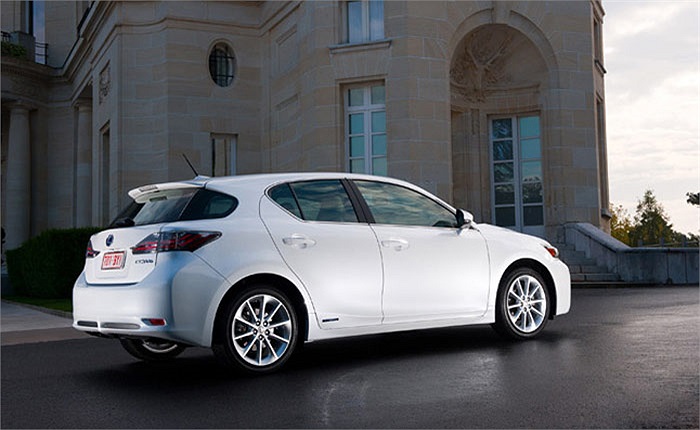 Đại diện thứ 4 của Lexus là CT200h với mức ăn xăng trung bình 5,6 lít/100km. Xe sử dụng động cơ 1,8 lít đi kèm với động cơ điện cho công suất 134 mã lực. 