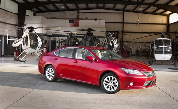 Lexus ES300h là đại diện thứ 3 của Lexus trong bảng xếp hạng này. Dòng xe này có thiết kế không bắt mắt nhưng có hệ thống động cơ khỏe với công suất 200 mã lực và có mức tiêu thụ nhiên liệu 5,88 lít. 