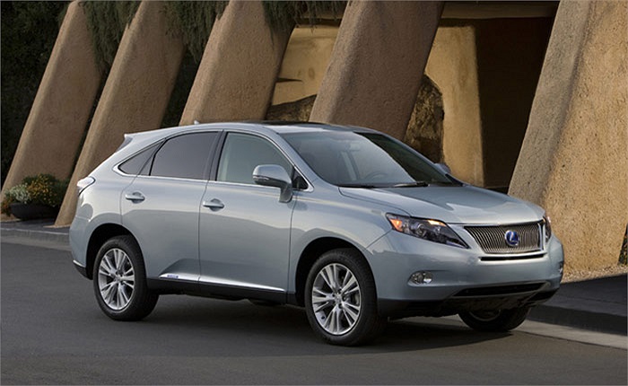 Lexus RX450h đứng thứ 9 với mức tiêu thụ nhiên liệu 7,84 lít/100km. Mẫu xe này sử dụng động cơ V6 kết hợp với động cơ điện cho công suất 295 mã lực. 