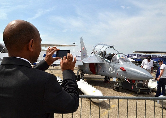 Tiếp theo là máy bay huấn luyện quân sự Yak-130