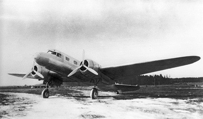 Máy bay đầu tiên của Liên Xô tham dự triển lãm là Tupolev ANT-35 trong sự kiện năm 1936