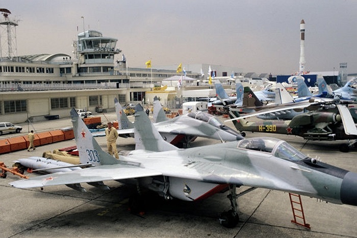 Năm 1989, Liên Xô đem tới triển lãm chiến cơ MiG29, Su-27 hiện đại và trực thăng vũ trang Mi-28