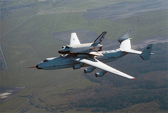 Cũng trong năm 1989, Liên Xô làm thế giới choáng ngợp trước khả năng của máy bay vận tải Antonov An-225