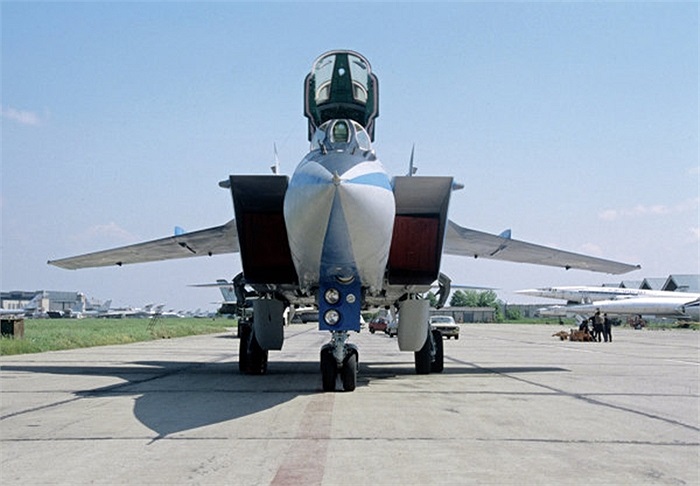 1991, Liên Xô giới thiệu chiến cơ đánh chặn MiG-31 Foxhound tại Triển lãm hàng không Paris