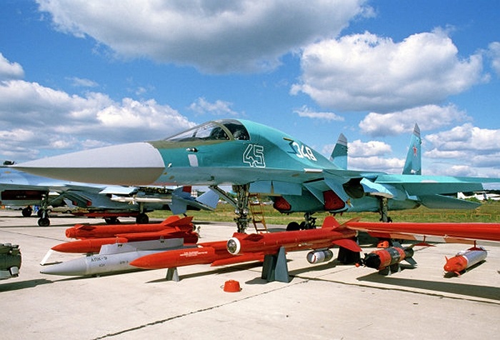Năm 1995, Nga giới thiệu Su-32, phiên bản xuất khẩu của Su-34 với khả năng không chiến và ném bom kết hợp trong cùng một chiến cơ