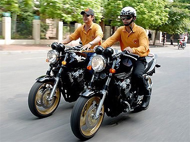 Chiếc môtô phân khối lớn đầu tiên anh từng sở hữu là một chiếc Honda CB400 Superfour đời 2006. Xe là hàng lướt nhập từ Hongkong vào năm 2007. 