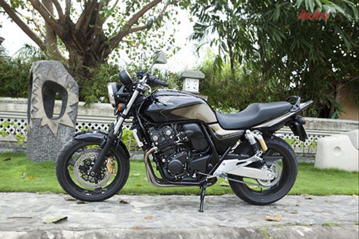 Xe có thiết kế mang đậm chất xe đua với động cơ VTEC3 dung tích 400 cc. Đây là phiên bản xe CB 400 thuộc dạng tốt nhất trong lịch sử dụng xe này nhờ kiểu dáng đẹp và công nghệ VTEC. Giá xe vào thời điểm đó cũng trên dưới 200 triệu đồng. 