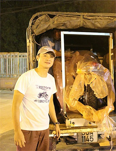 Chiếc xe này hiện đang chờ để lấy biển số và gắn thêm đồ chơi. MC Anh Tuấn là thành viên tích cực của một số CLB chơi xe phân khối lớn. Khi rảnh rỗi, anh thường tham gia các chuyến phượt xa cùng bạn bè để thỏa niềm đam mê tốc độ.