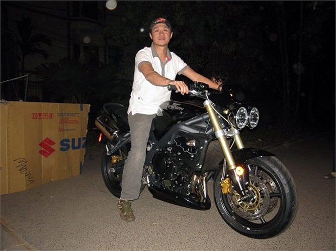 Chiếc Honda CB400 Superfour gắn bó với MC Anh Tuấn khoảng một năm. Sau đó, anh đặt hàng chiếc Triumph Street Triple 675 mới và phải chờ gần 7 tháng mới nhận được xe. 