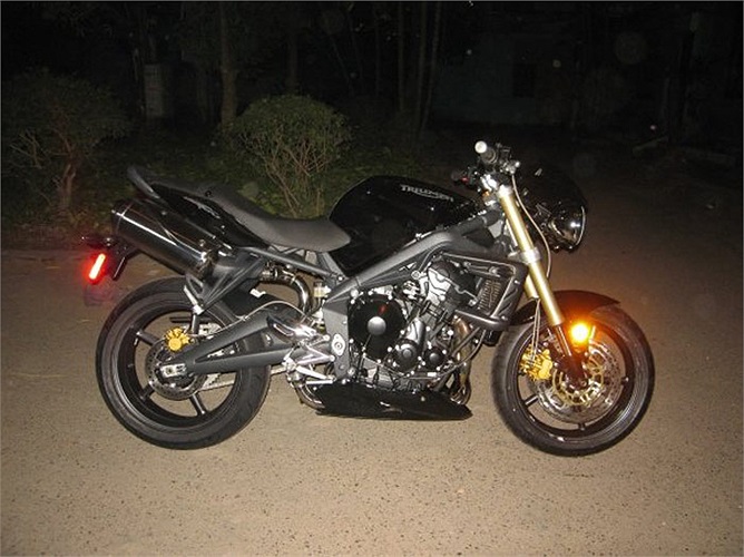 Khi chiếc Triumph Street Triple 675 được chuyển về nước, MC Anh Tuấn đã xuống tận Hải Phòng để được tự tay đập hộp. 