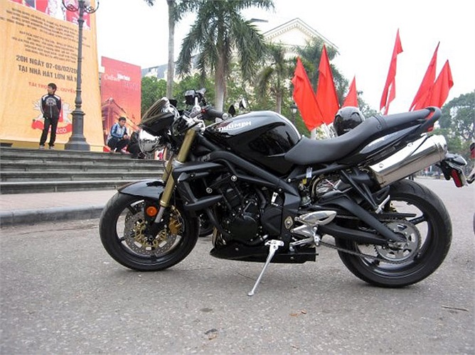 Triumph Street Triple 675 được trang bị động cơ DOHC 3 xylanh dung tích 675 cc cùng hộp số 6 cấp. 