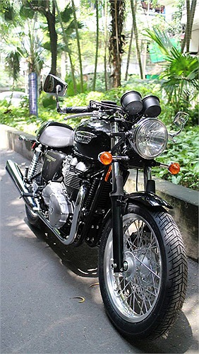 Dòng xe mới nhất mà MC nổi tiếng này sở hữu là chiếc Triumph Thruxton 900 đời 2013. Cũng là dòng xe nổi tiếng của thương hiệu Triumph nhưng lần mua xe này, MC Anh Tuấn chơi sang hơn khi vận chuyển xe về nước bằng đường hàng không thay vì đường thủy.